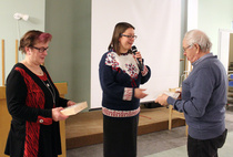 Puheenjohtaja Elsi Salovaara antoi Raili Raittiselle ja Jaakko Hatuselle suklaiset kiitoslahjat kahden vuoden hallituspestien päätyttyä.