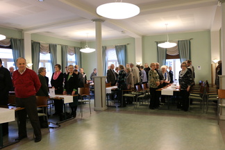 Aluksi laulettiin Kymmenen virran maa, lopuksi Nälkämaan laulu, molemmat luonnollisesti seisaaltaan.