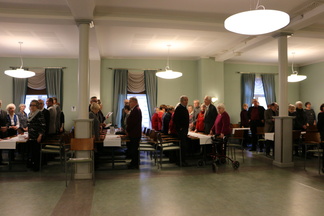 Aluksi laulettiin Kymmenen virran maa, lopuksi Nälkämaan laulu, molemmat luonnollisesti seisaaltaan.