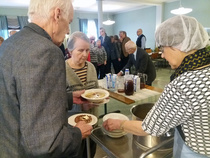 Palvilammaskeittoa tehtiin sadalle, joten se riitti hyvin 90 juhlijalle.